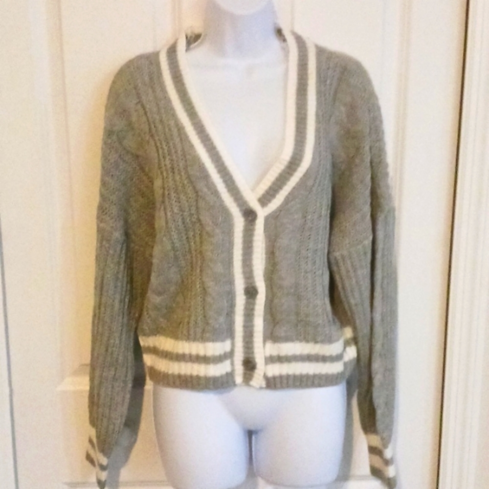 Women's Nwt So Gray and white sweater. S7ZE L.